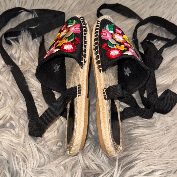 EUC ASOS JAC Embroidery Espadrille Sandals Floral Lace Up Size 9 Wide 9W - Picture 5 of 9
